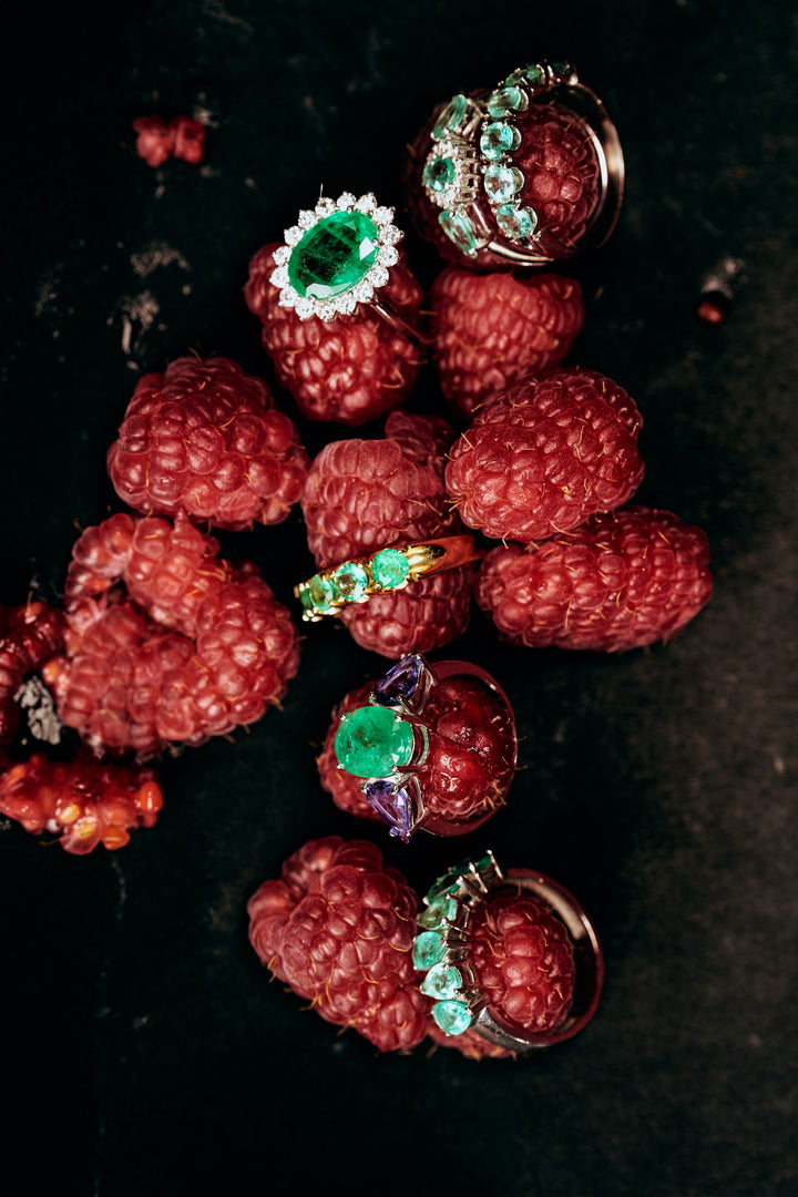 Meia aliança esmeraldas