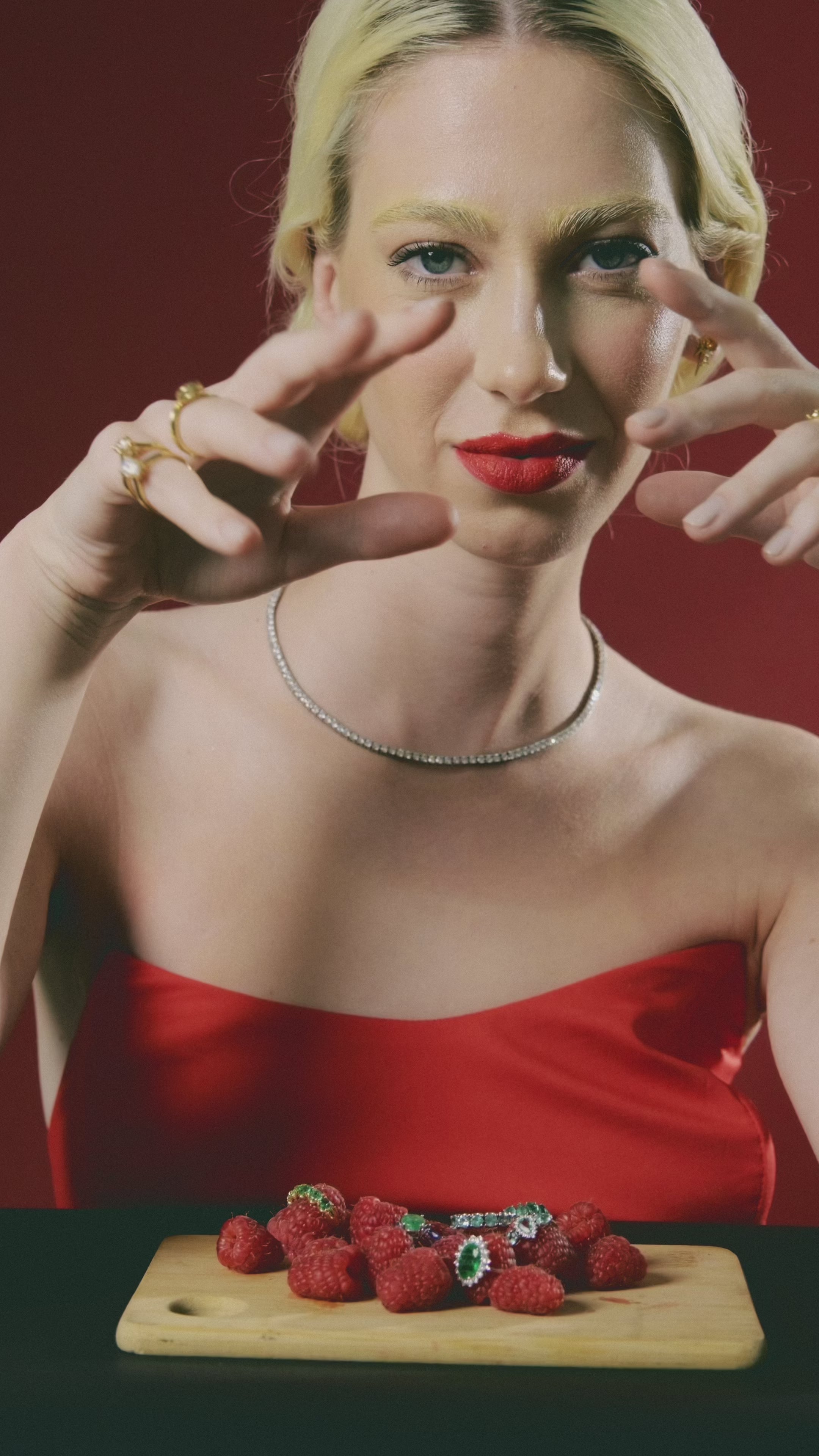 Meia aliança esmeraldas