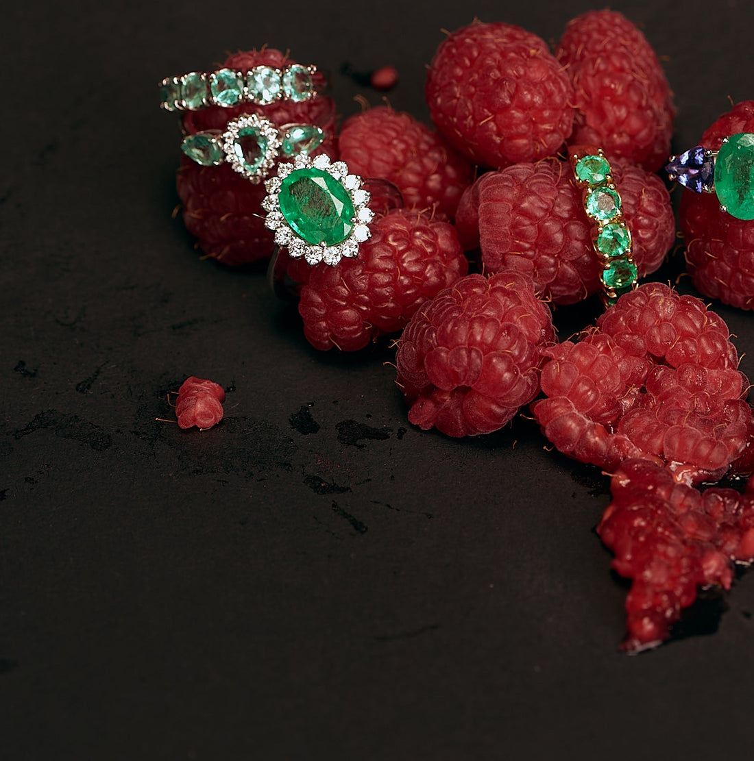 Meia aliança esmeraldas