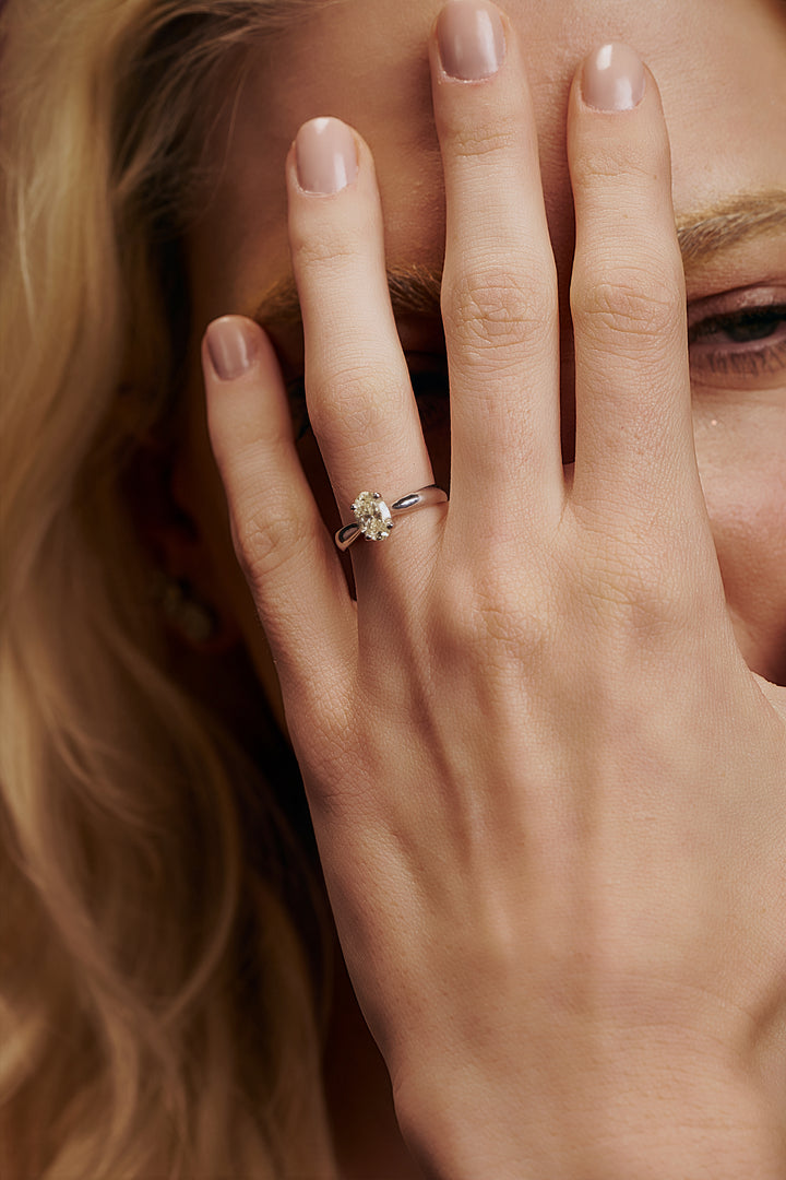 Anel solitário oval 1,0cts